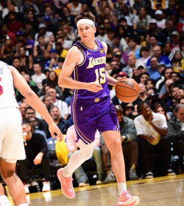 开云-詹姆斯尴尬准三双里夫斯35分救主，大帝空砍35+7+7，湖人逆转76人