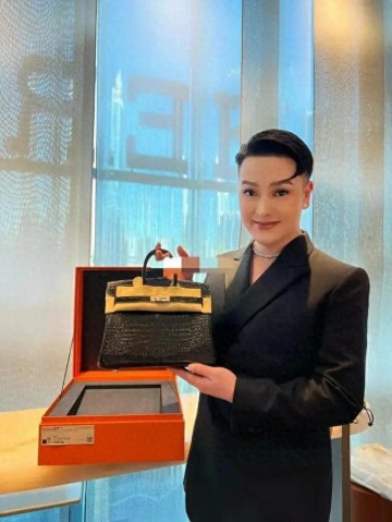 开云-人民日报怒批！炫富、偷税749万、跑国外，现又来“割内地韭菜”